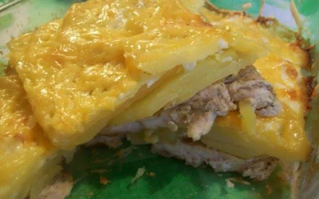 O filé de frango com batatas ao forno é prato principal e acompanhamento junto (Créditos: TudoGostoso/Anália Mol)