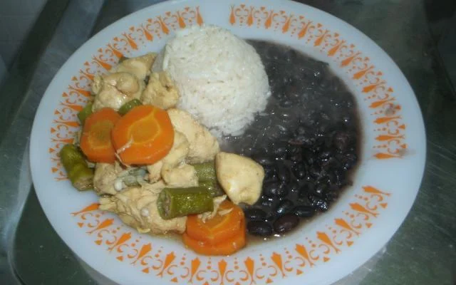 Frango com quiabo é um prato típico mineiro (Créditos: TudoGostoso/Amanda Cassiano do Amaral)