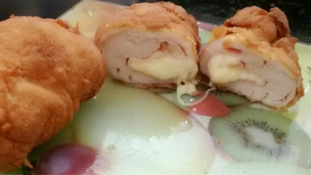 O filé de frango recheado e empanado esconde uma surpresa ao cortar (Créditos: TudoGostoso/Cintia Dal Santo)