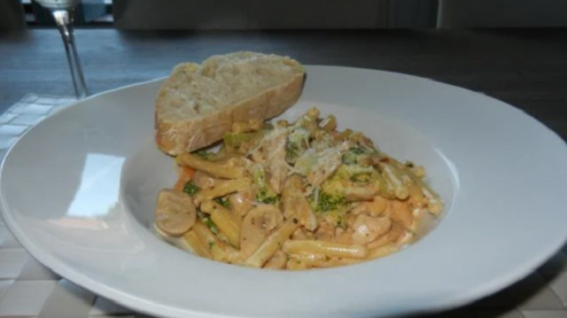 Esse macarrão penne com frango é ótimo acompanhado de um pão (Créditos: TudoGostoso/Monica)