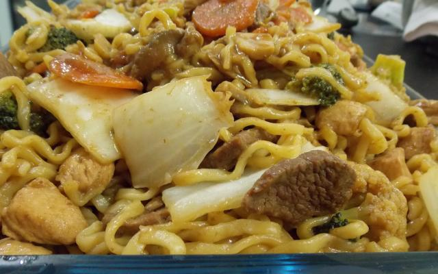 Aprenda como fazer um yakissoba de frango, carne e legumes em casa (Créditos: TudoGostoso/Jennifer de Oliveira)